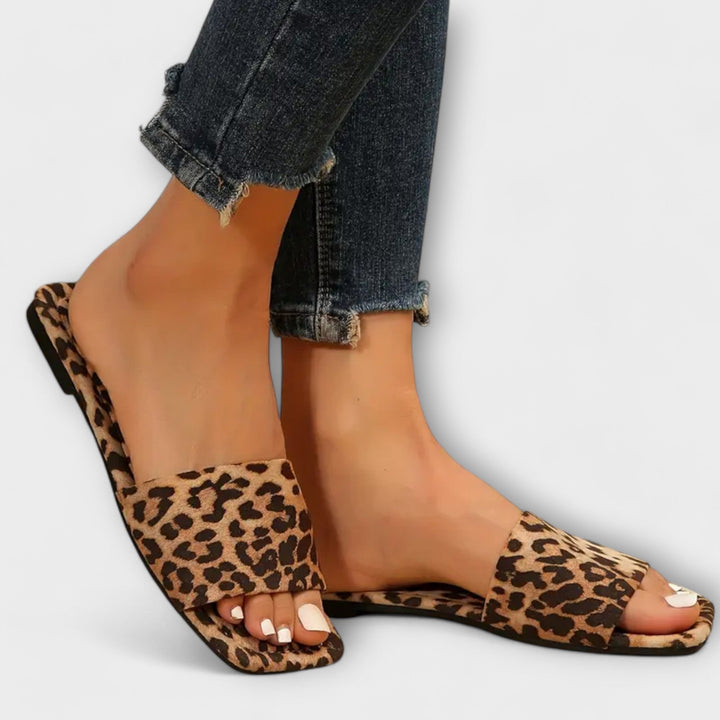Amelia | Flat sandals with leopard print