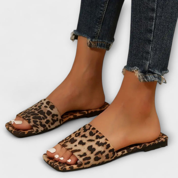 Amelia | Flat sandals with leopard print